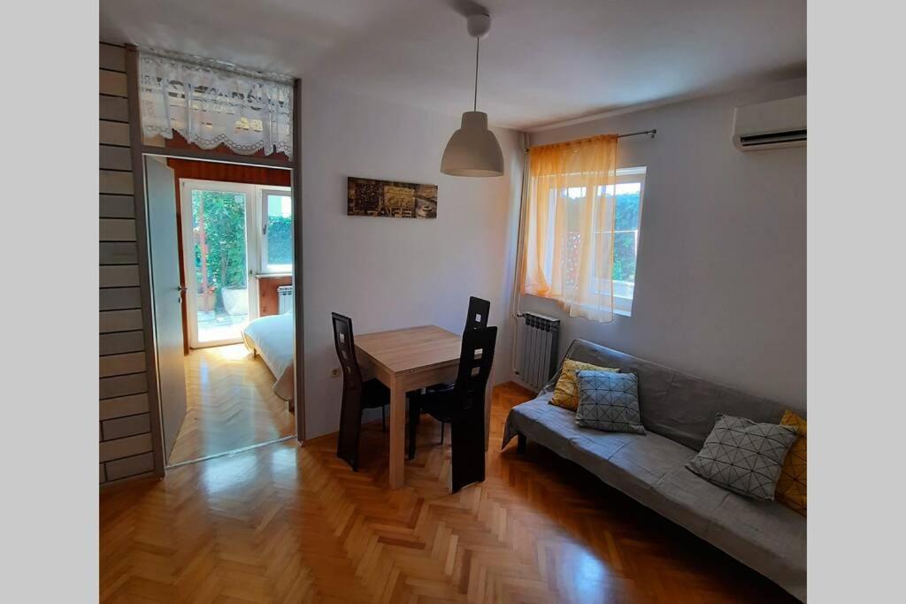Cozy Apartment Alma, Two Steps From The Sea เมดูลิน ภายนอก รูปภาพ